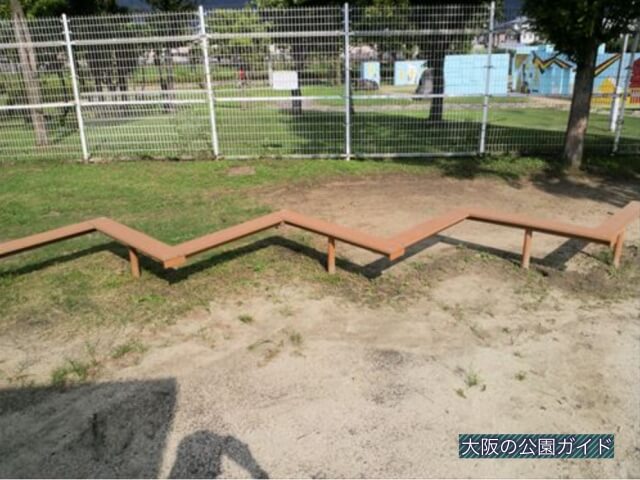 花園中央公園の遊具・ジグザグ平均台