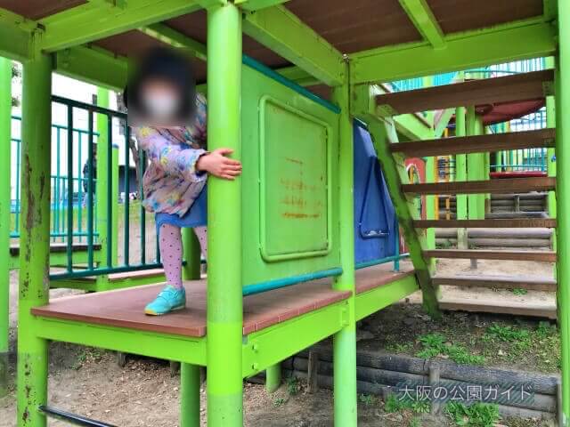 東高津公園の複合遊具。中2階