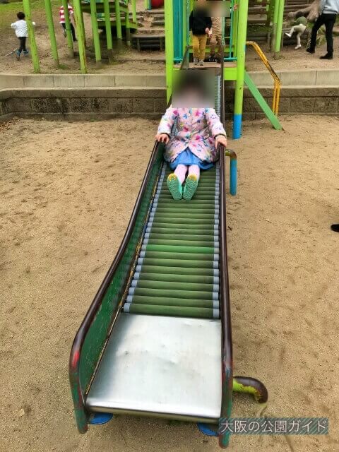 東高津公園の複合遊具いあるローラー滑り台