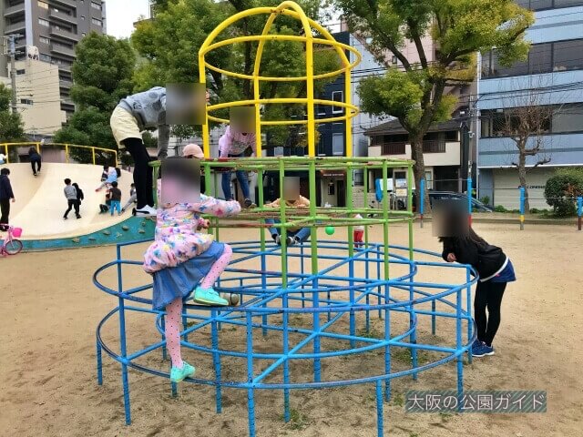 東高津公園のジャングルジム