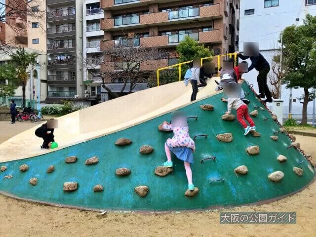 東高津公園お石の滑り台