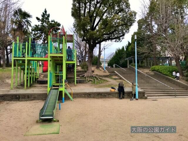 東高津公園の複合遊具と階段