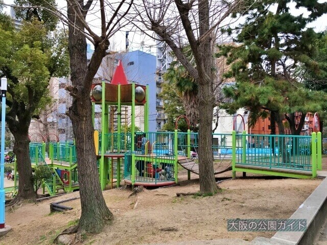 東高津公園の複合遊具。段差上から。