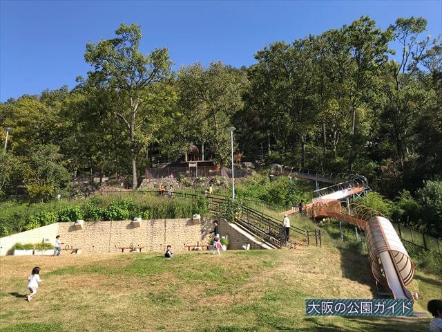 枚岡公園「みんなの広場」ローラー滑り台と芝生広場