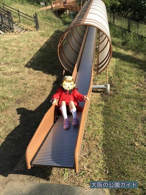 枚岡公園「みんなの広場」にあるローラー滑り台を滑る