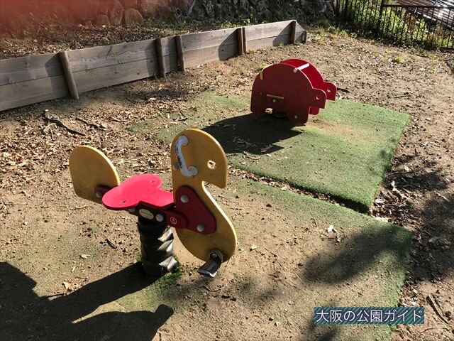 枚岡公園「森のおもちゃ箱」にある乗り物遊具