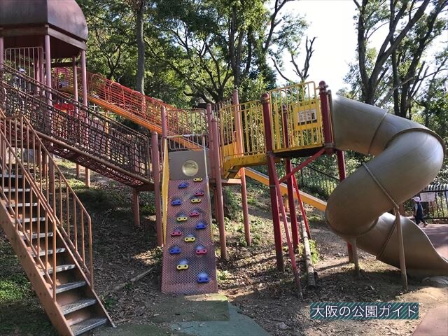 枚岡公園「森のおもちゃ箱」にある複合遊具