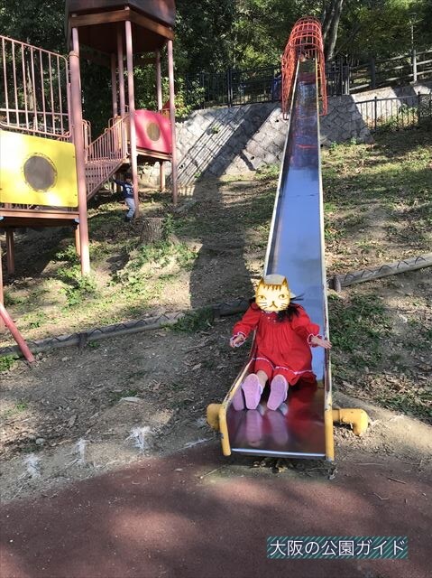 枚岡公園「森のおもちゃ箱」にあるロング滑り台