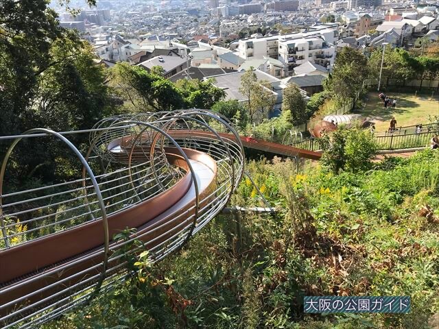 枚岡公園「森のおもちゃ箱」にあるローラー滑り台、全体の様子