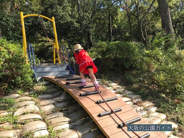 枚岡公園「森のおもちゃ箱」にある斜面を紐を使って上る遊具
