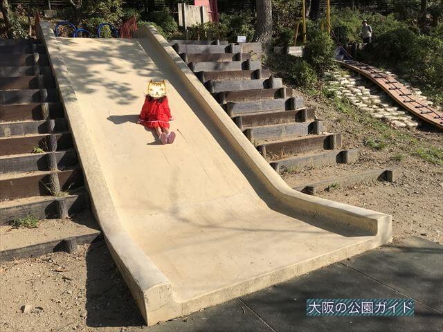 枚岡公園「森のおもちゃ箱」にある幅の広い石の滑り台