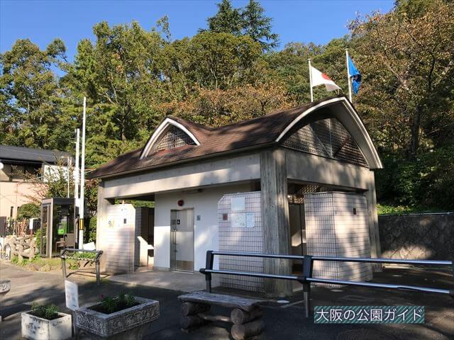 枚岡公園のトイレ、駐車場付近