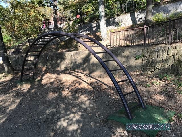枚岡公園「森のおもちゃ箱」にある太鼓橋（雲梯）