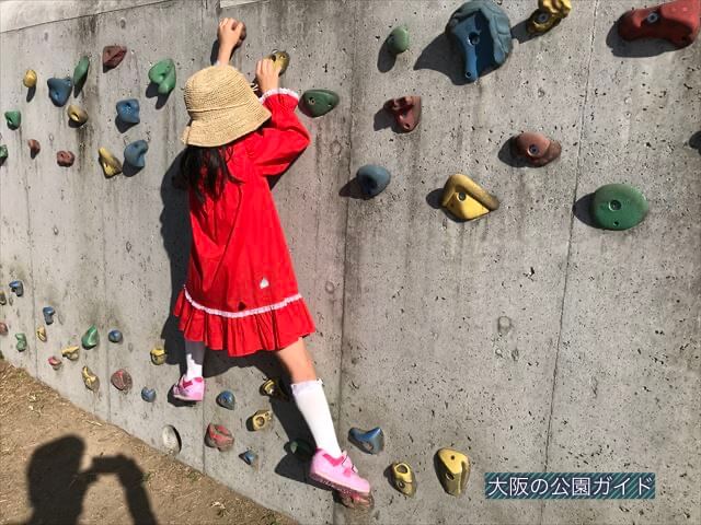 枚岡公園「みんなの広場」にあるクライミングウォールで遊ぶ様子