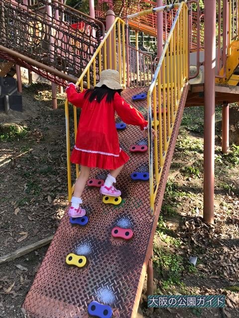 枚岡公園「森のおもちゃ箱」にある複合遊具のボルダリング