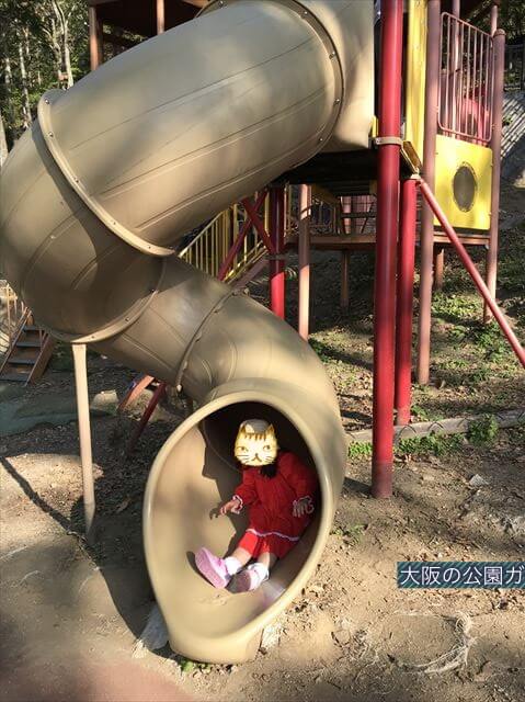 枚岡公園「森のおもちゃ箱」にある複合遊具クネクネ滑り台