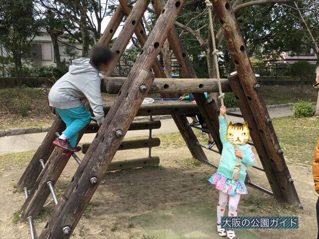 枚方市民の森「鏡伝池緑地」の遊具芝生広場、アスレチック風の遊具