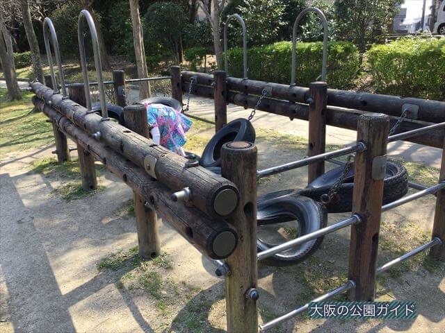 枚方市民の森「鏡伝池緑地」のアスレチック遊具、タイヤ付き遊具