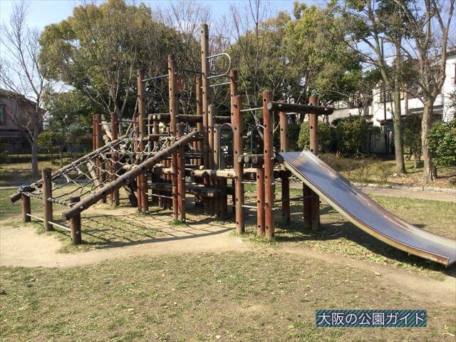 枚方市民の森「鏡伝池緑地」の遊具芝生広場、滑り台