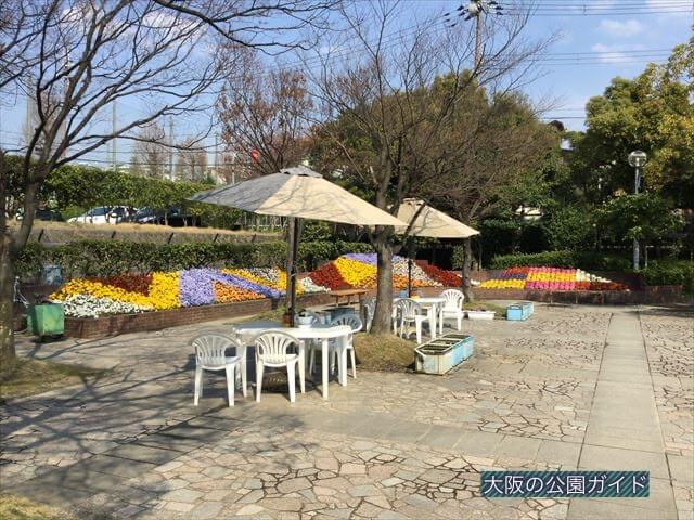 枚方市民の森「鏡伝池緑地」入口付近花壇