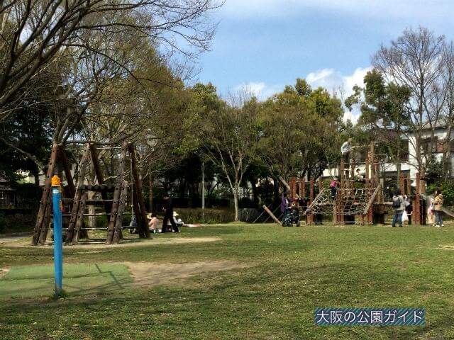 枚方市民の森「鏡伝池緑地」の遊具芝生広場