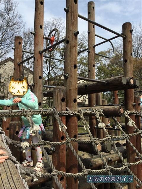 枚方市民の森「鏡伝池緑地」の遊具芝生広場、滑り台