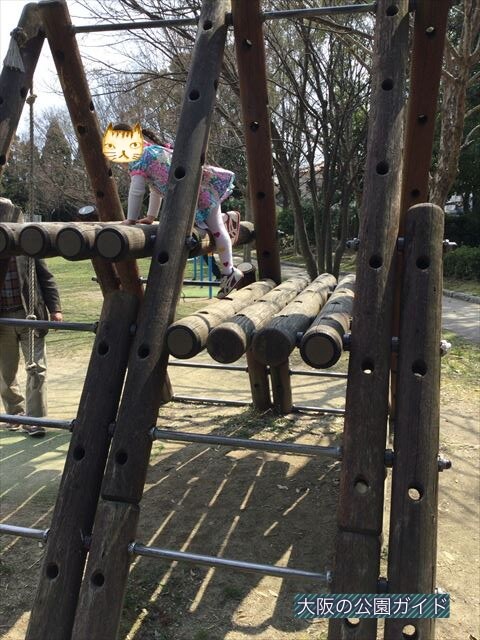 枚方市民の森「鏡伝池緑地」のアスレチック遊具