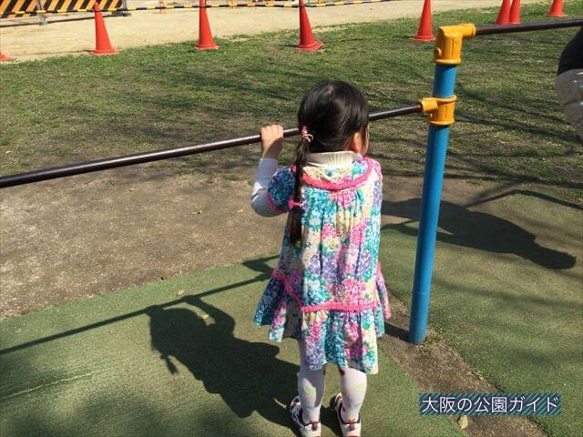 枚方市民の森「鏡伝池緑地」遊具・鉄棒