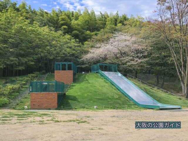 服部緑地 いなり山児童遊技（ガリバー公園）大型滑り台とボルダリング