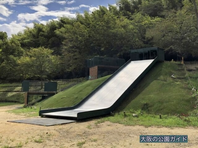 服部緑地 いなり山児童遊技（ガリバー公園）大型滑り台とボルダリング