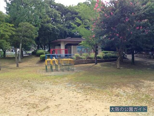 服部緑地 いなり山児童遊技（ガリバー公園）ジャングルジムとトイレ