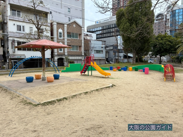 「城南公園」滑り台、細長い平均台、トンネル、雲梯など