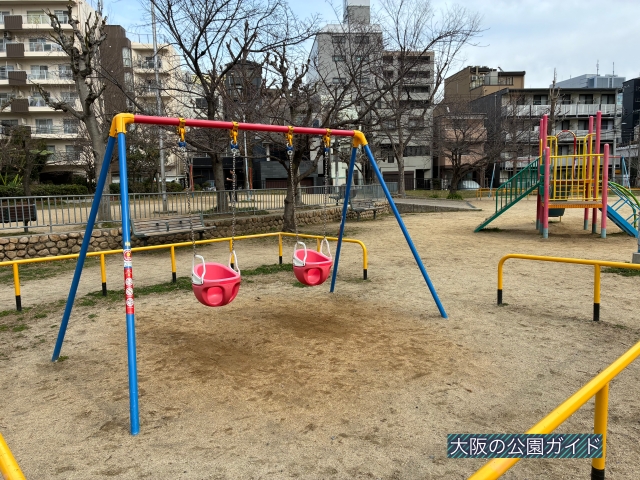 「城南公園」幼児向けブランコ