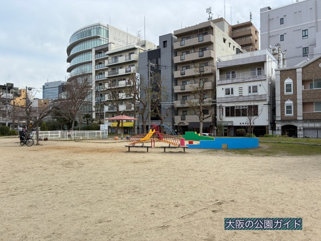 「城南公園」広場と遊具