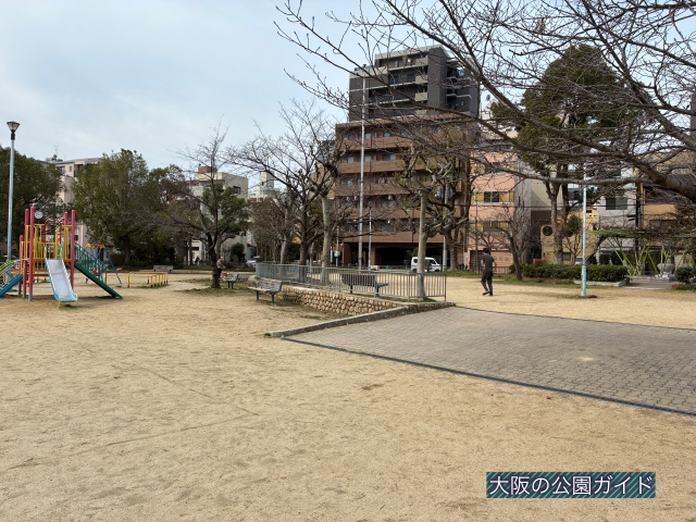 「城南公園」複合遊具と広場