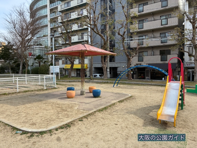 「城南公園」滑り台と砂場、ベンチ、雲梯