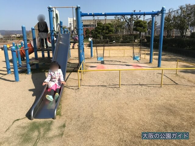 「川俣スカイランド」幼児広場の遊具（滑り台・ブランコ）
