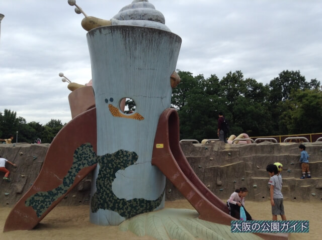 久宝寺緑地の遊具「まいまい広場」滑り台