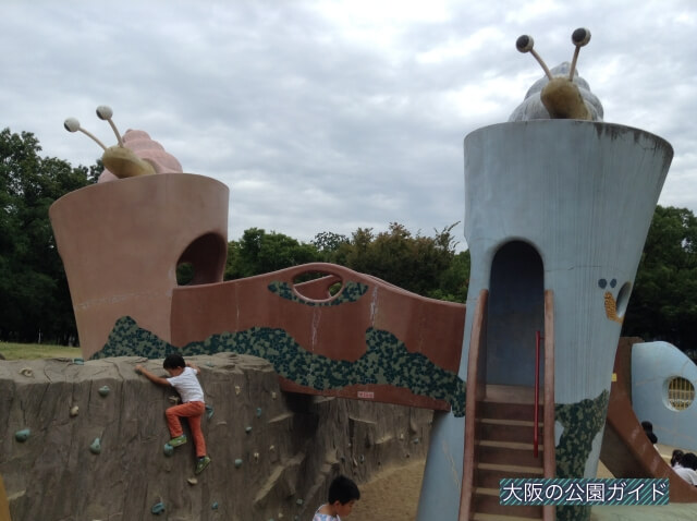 久宝寺緑地の遊具「まいまい広場」ボルダリング（ロッククライミング）