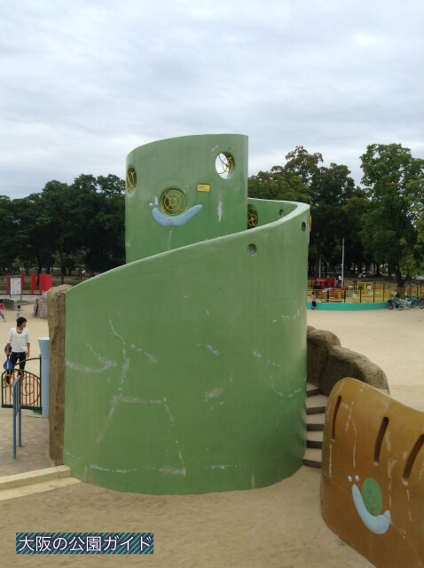 久宝寺緑地の遊具「まいまい広場」ぐるぐる回って上る遊具