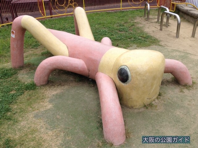 久宝寺緑地の遊具「まいまい広場」巨大バッタ遊具