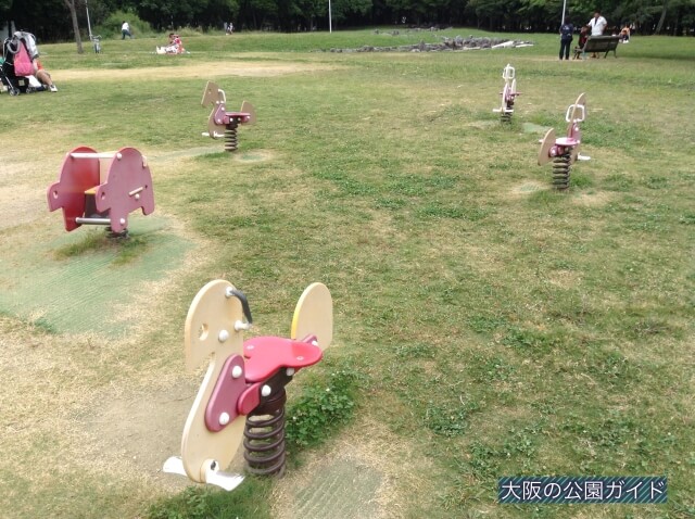 久宝寺緑地の遊具「まいまい広場」スイングする乗り物