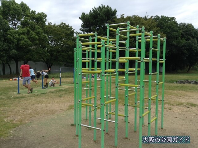 久宝寺緑地の遊具「まいまい広場」ジャングルジムと鉄棒
