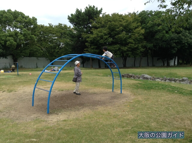 久宝寺緑地の遊具「まいまい広場」雲梯