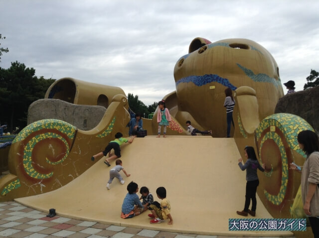 久宝寺緑地の遊具「まいまい広場」ゆったりした滑り台
