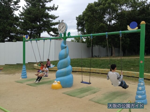 久宝寺緑地の遊具「まいまい広場」カタツムリのブランコ