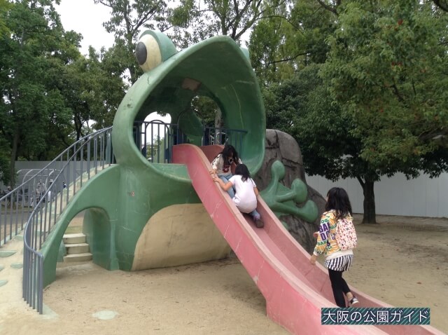 久宝寺緑地の遊具「まいまい広場」カエル滑り台