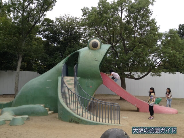 久宝寺緑地の遊具「まいまい広場」カエル滑り台