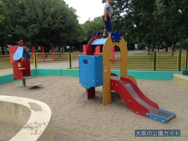 久宝寺緑地の遊具「よちよちランド」ミニ滑り台