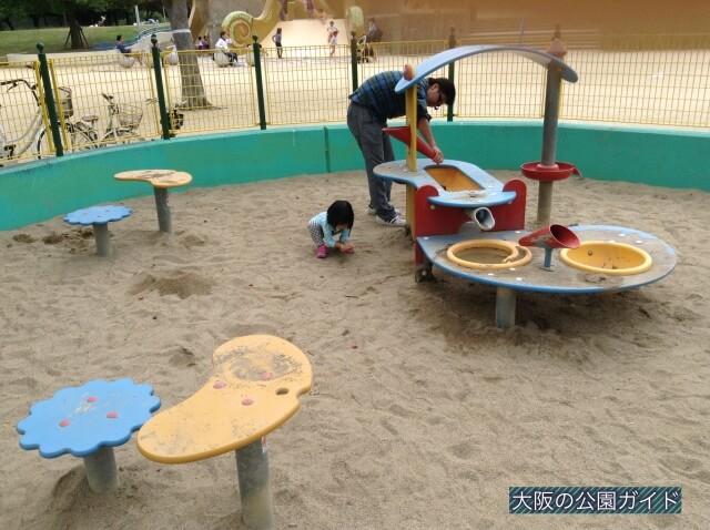 久宝寺緑地の遊具「よちよちランド」砂場エリア・ごっこ遊び